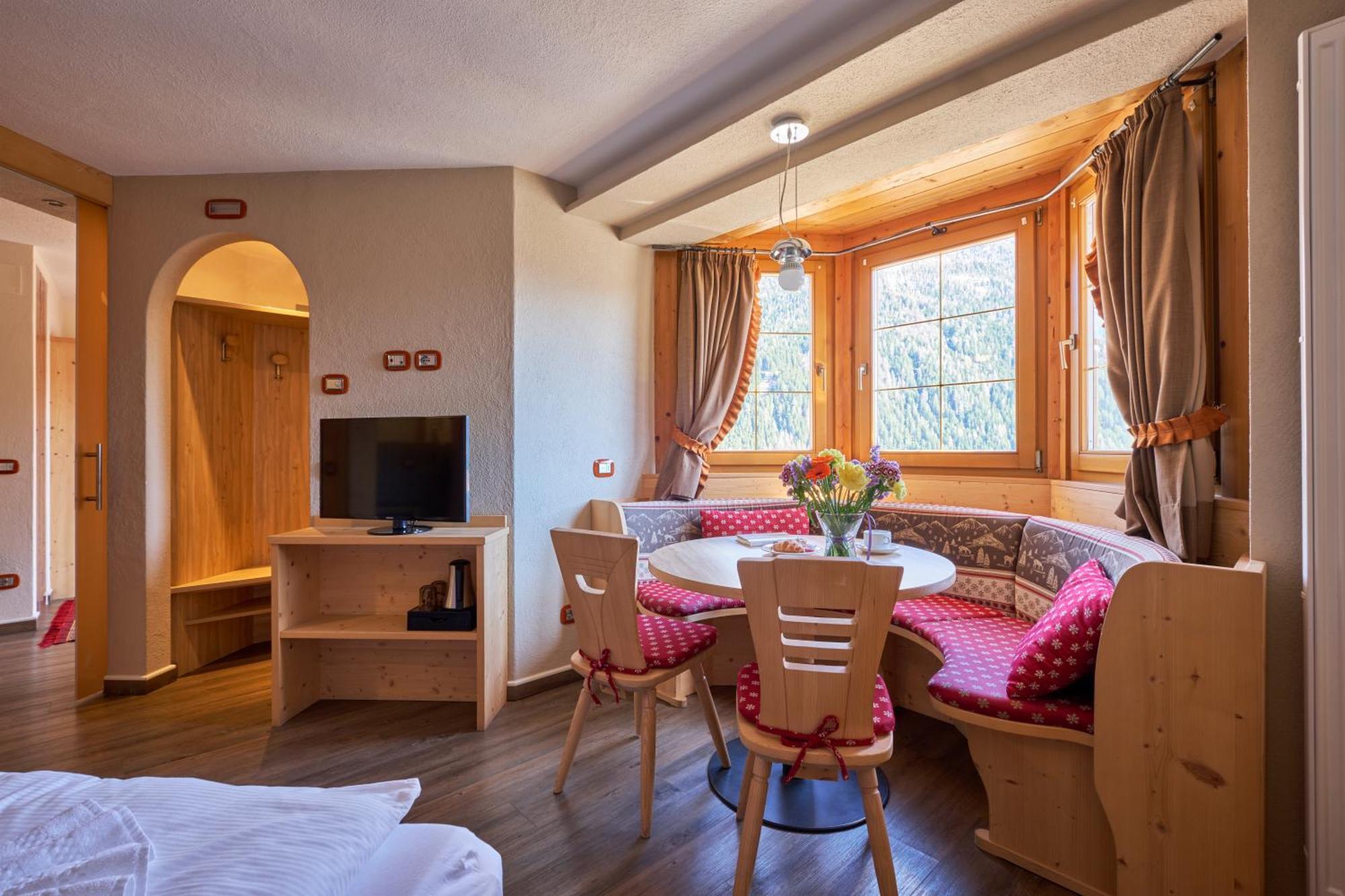 Berg Hotel Latemar Spitze วีโก ดี ฟาสซา ภายนอก รูปภาพ